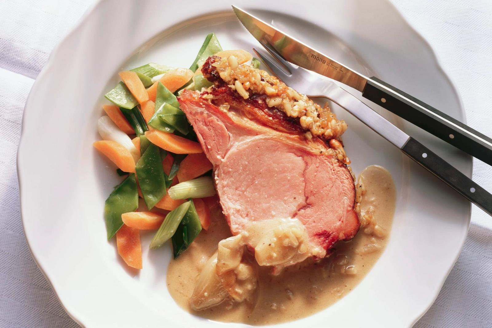 Rôti de porc en croûte aigre-douce et légumes
