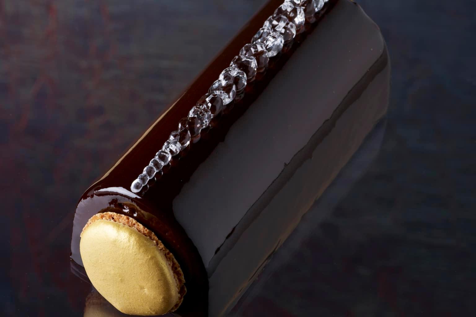 Bûche de Noël au chocolat glacé et macarons