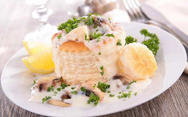 Recette de feuilleté au poulet sauce béchamel et champignons
