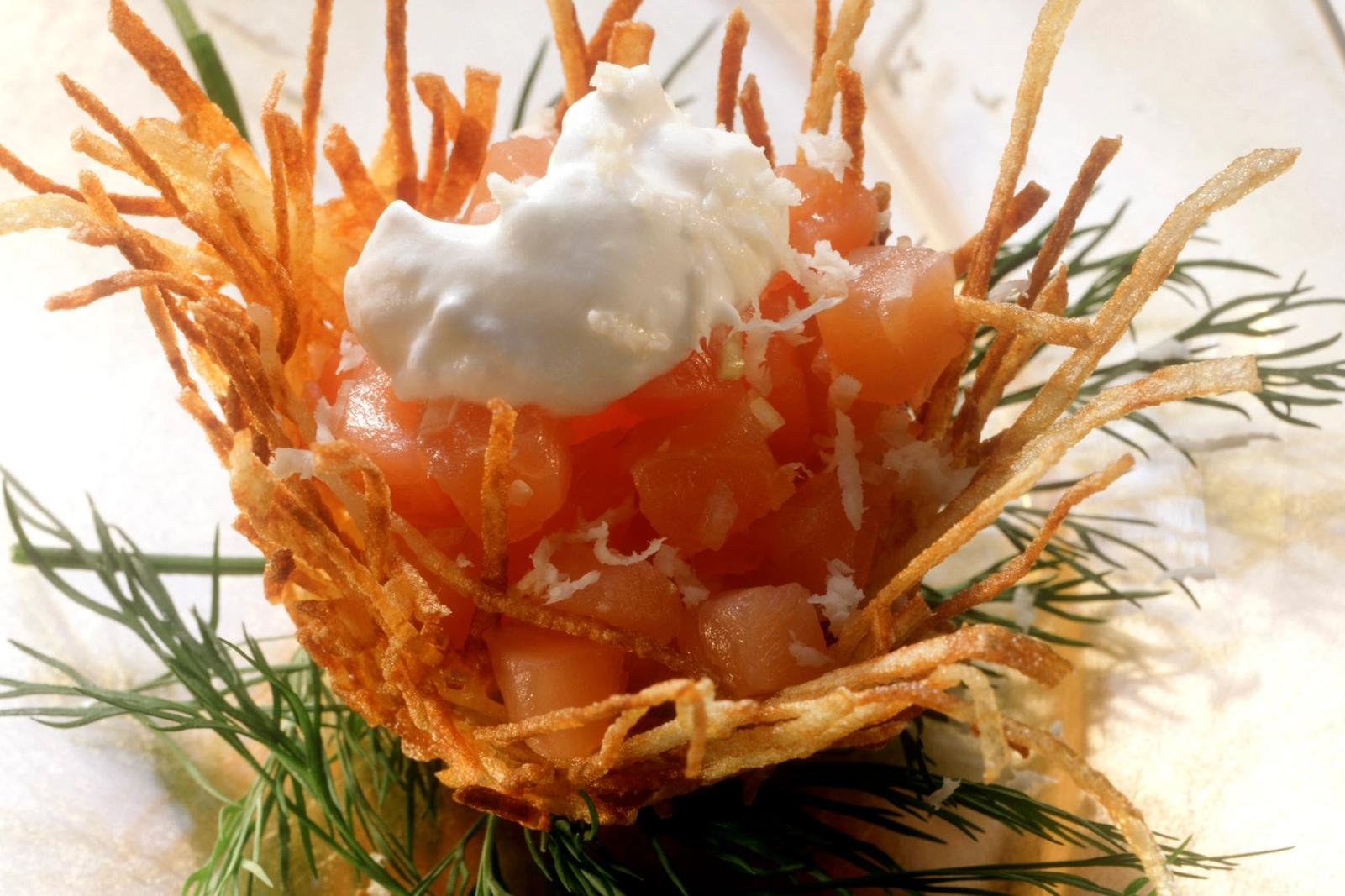 Nid croustillant de pommes de terre, tartare de saumon fumé et crème fraîche