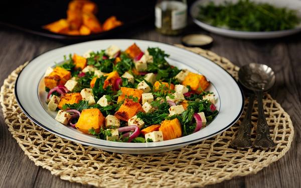 Patate douce rôtie au chou frisé et au cresson avec tofu en dés