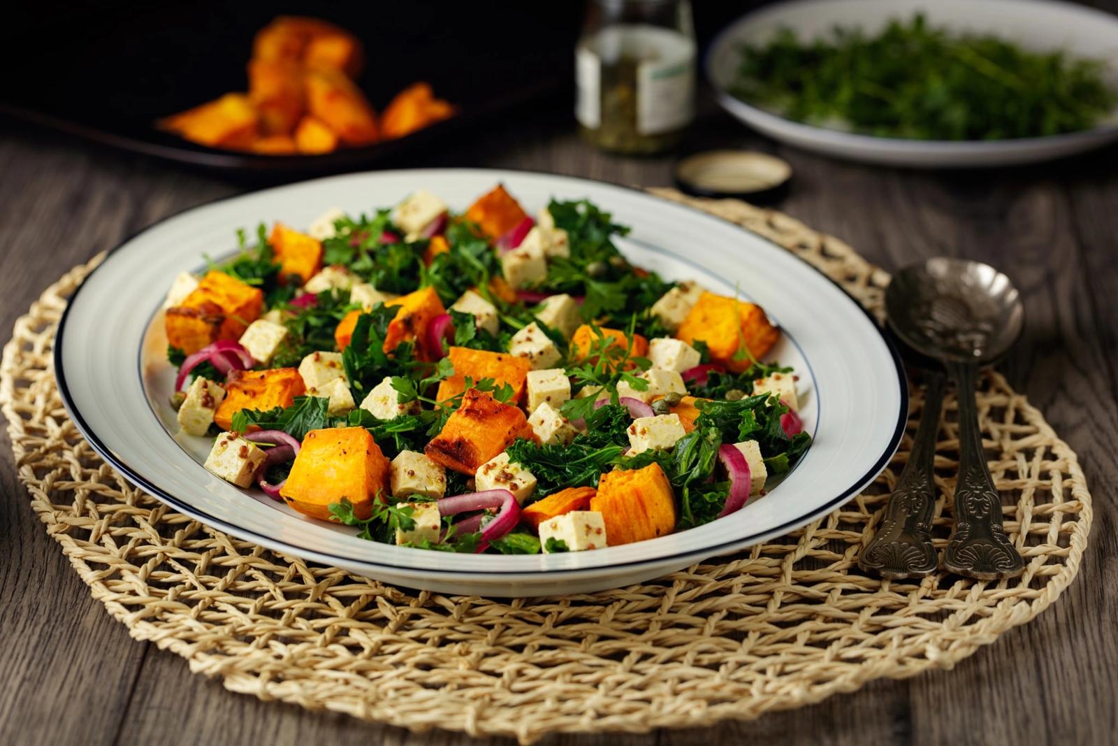 Patate douce rôtie au chou frisé et au cresson avec tofu en dés