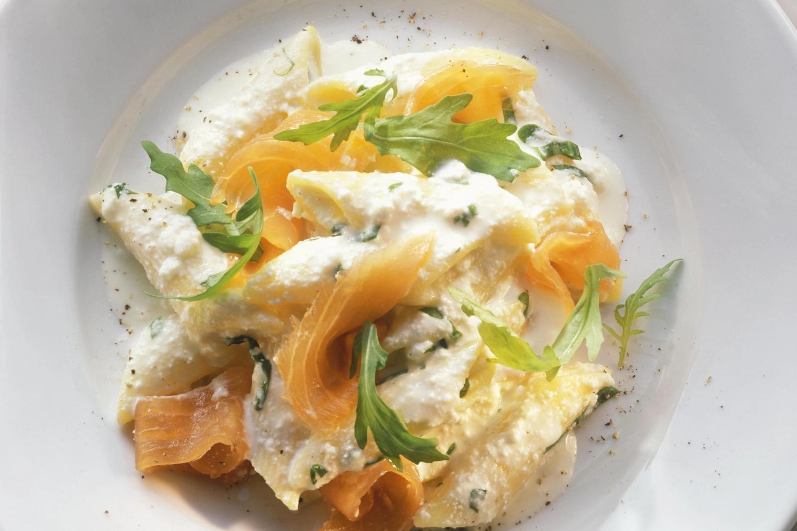 Penne à la ricotta, roquette et saumon fumé