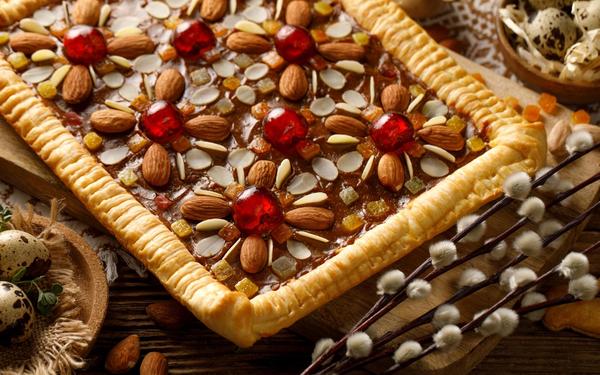 Mazurek, gâteau de Pâques polonais traditionnel aux fruits secs