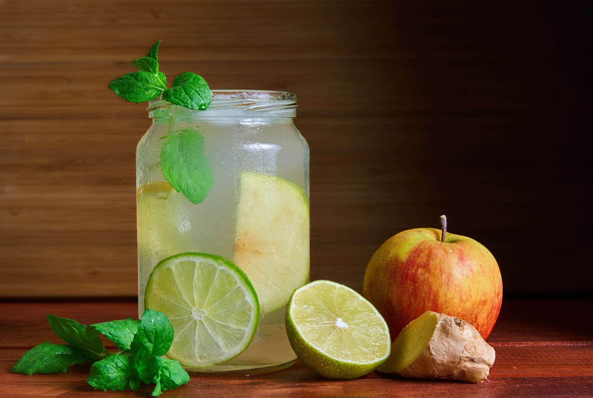Switchel traditionnel au gingembre, pomme et citron vert