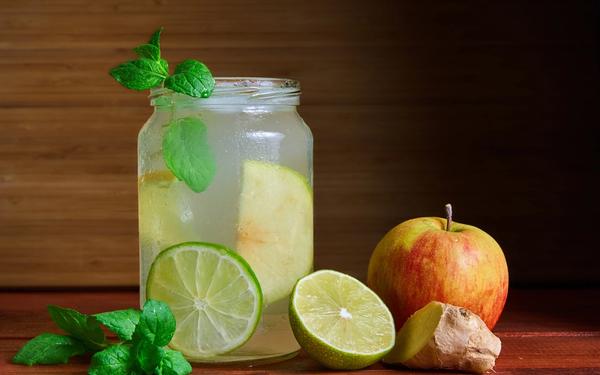 Switchel traditionnel au gingembre, pomme et citron vert