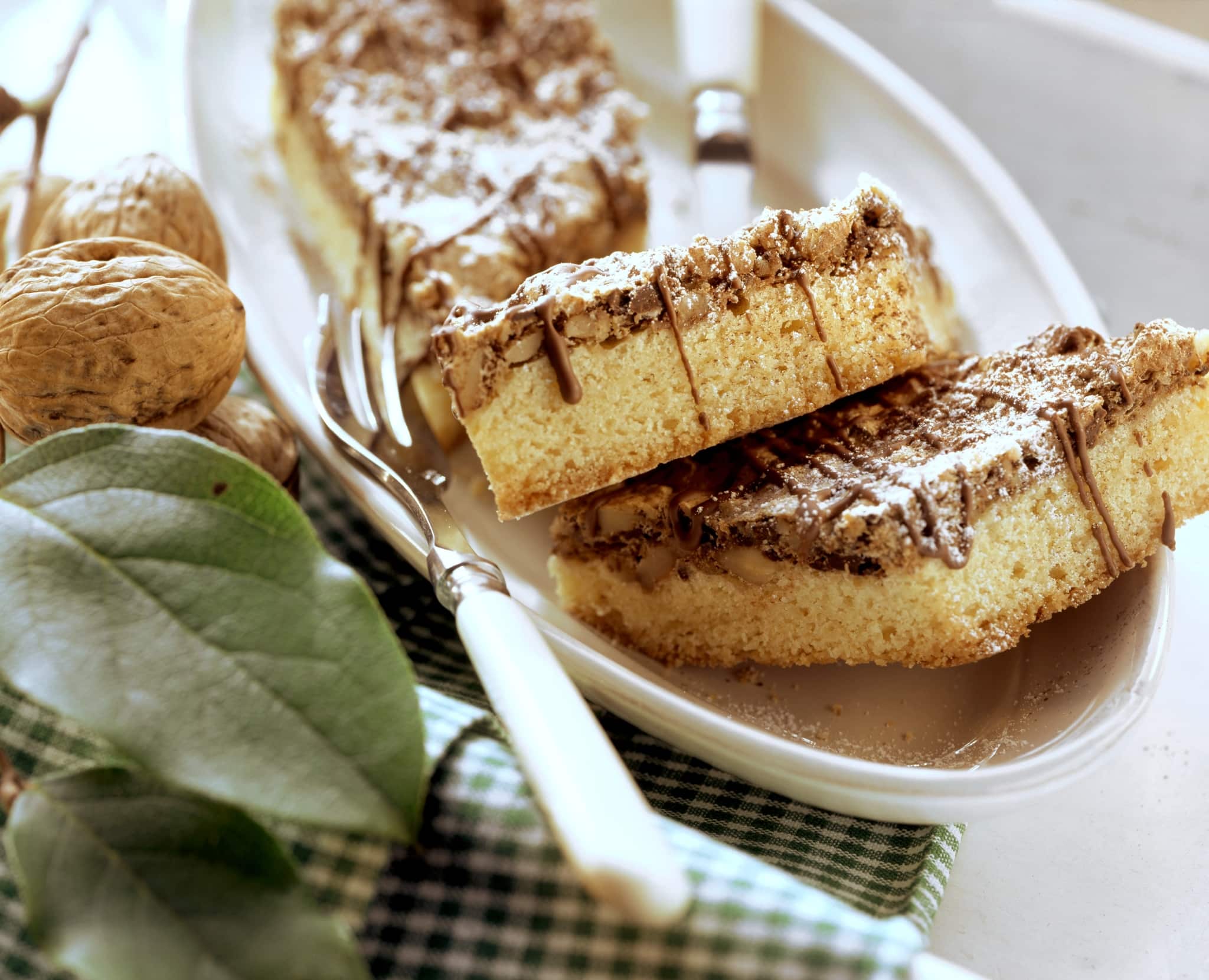 Gâteau aux noix nappé de chocolat