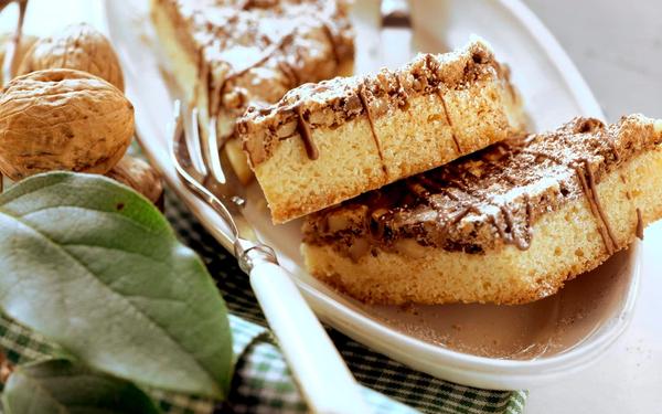 Gâteau aux noix nappé de chocolat