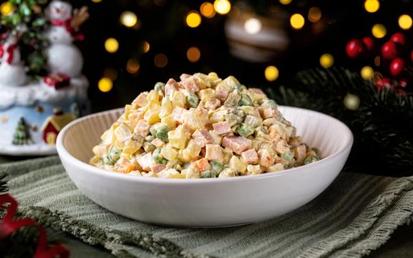 Salade russe (légumes, mayonnaise, petits pois, mortadelle et œufs)