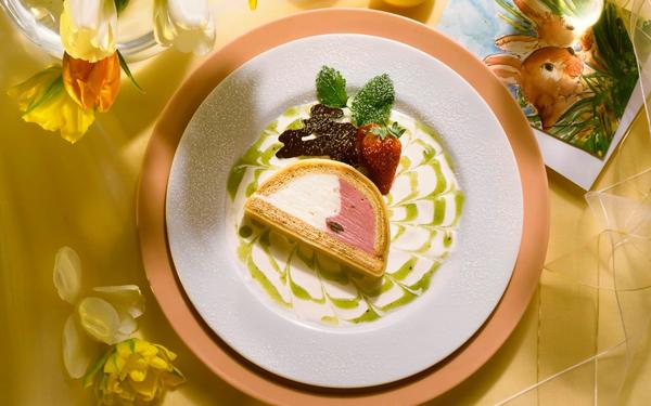 Gâteau pyramide glacé sur sauce aux fruits