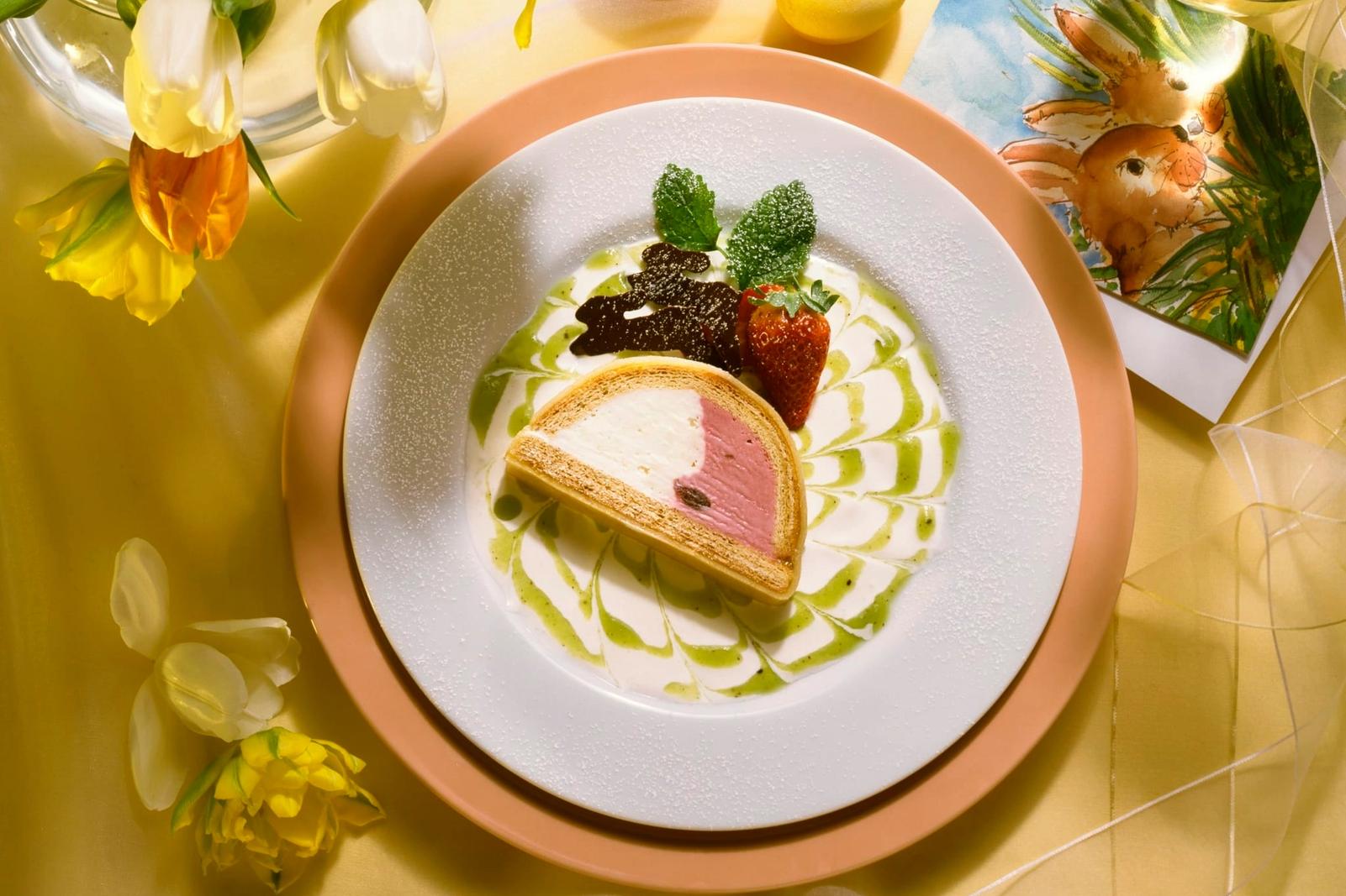 Gâteau pyramide glacé sur sauce aux fruits