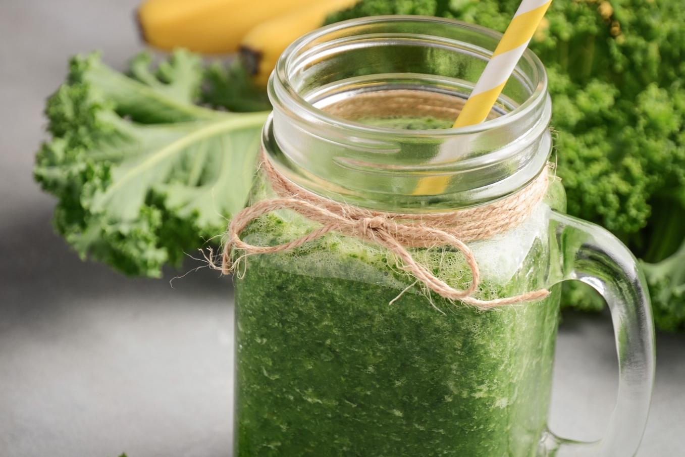 Smoothie vert frais avec chou frisé et banane