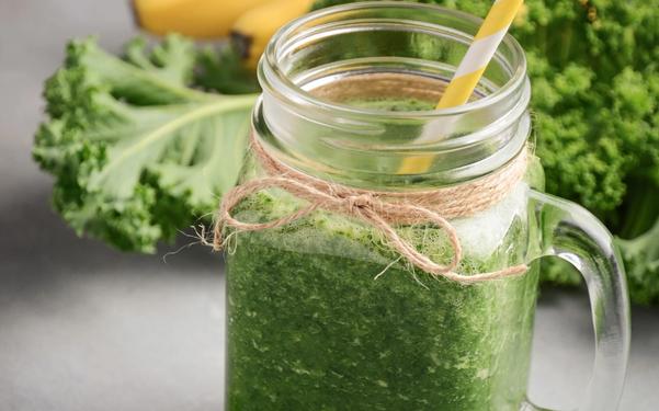 Smoothie vert frais avec chou frisé et banane
