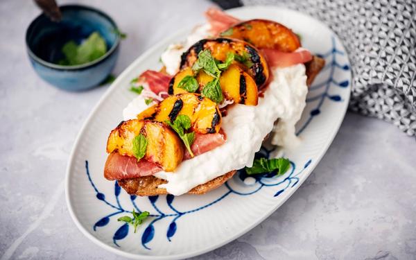Bruschetta aux pêches grillées, burrata et prosciutto
