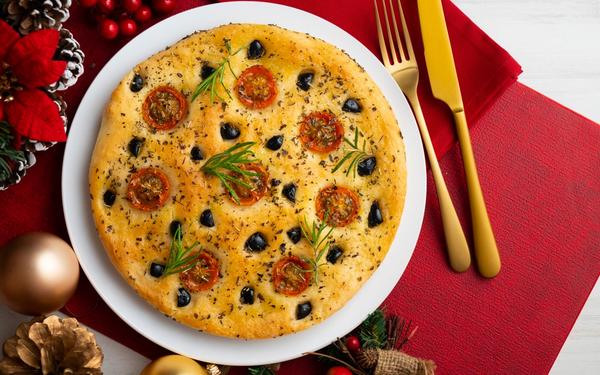Focaccia italienne aux olives noires et tomates cerises