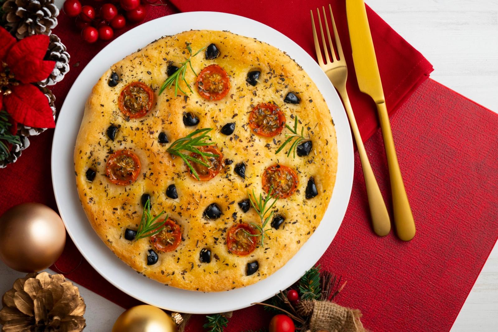 Focaccia italienne aux olives noires et tomates cerises
