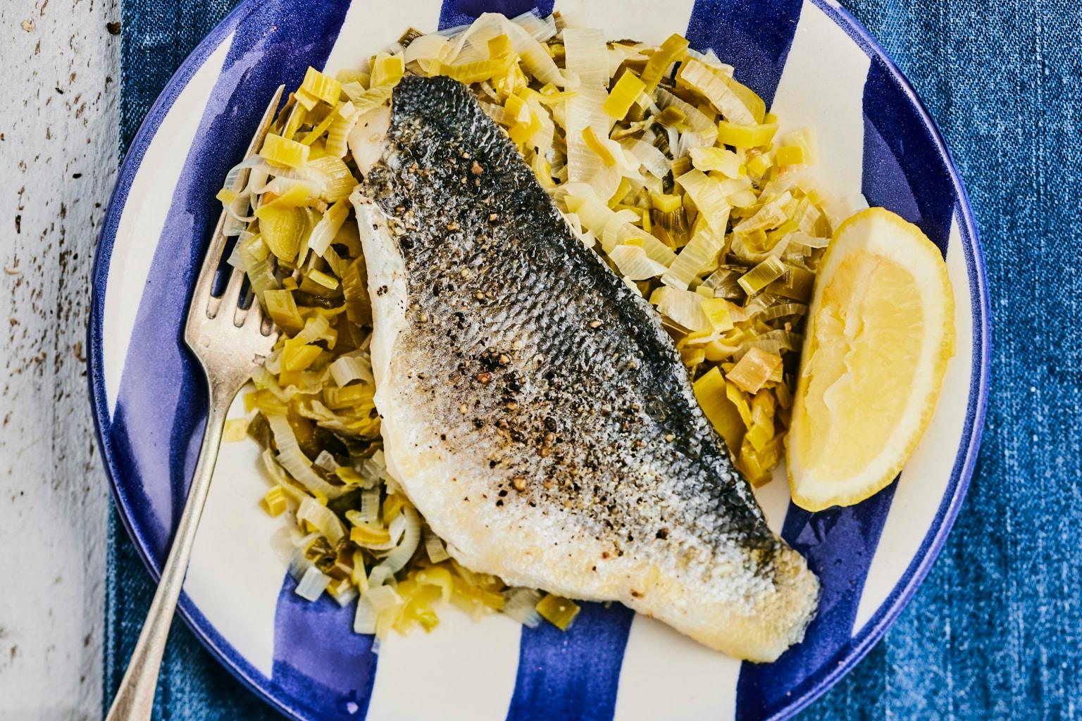 Filet de bar au beurre citronné sur un lit de poireaux