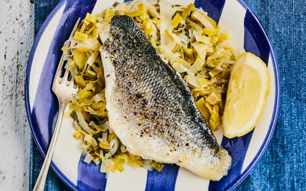 Filet de bar au beurre citronné sur un lit de poireaux