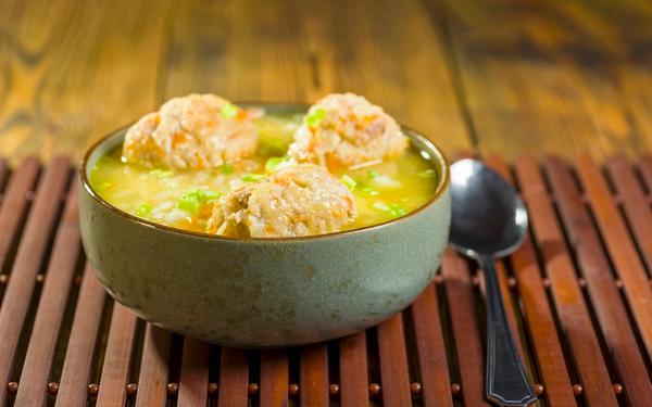 Soupe de légumes avec riz et boulettes de viande