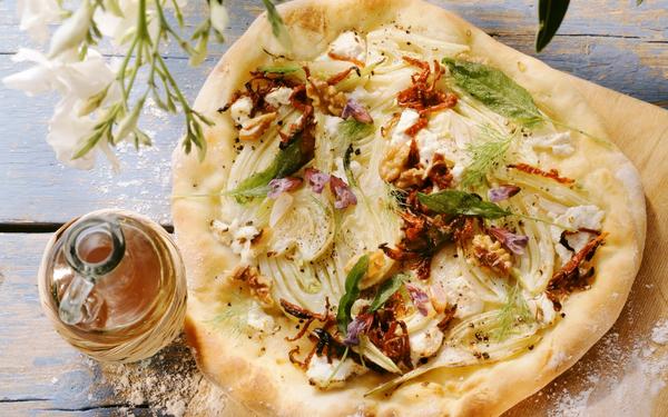 Pizza au fenouil et aux noix