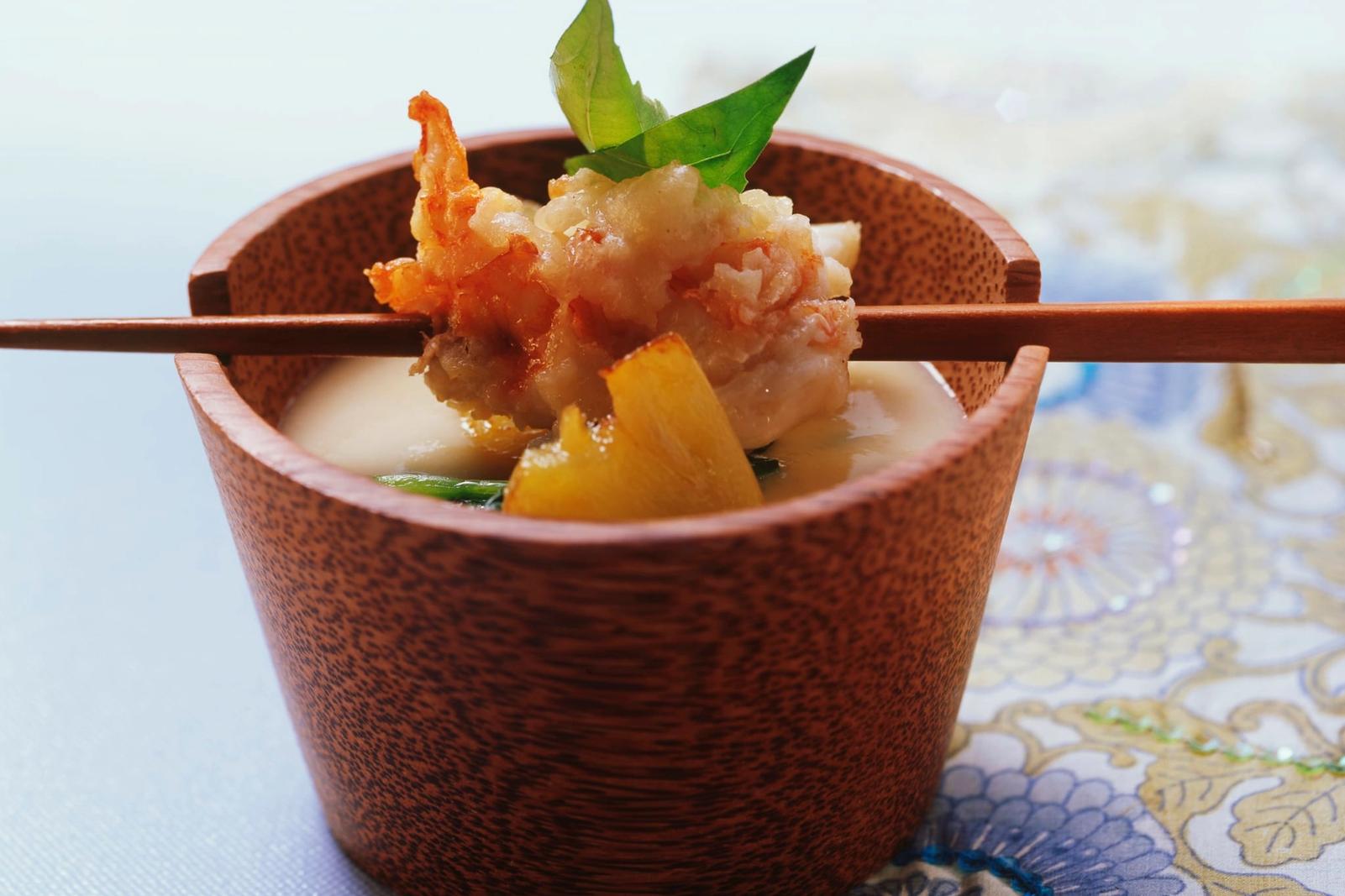 Langouste en tempura d'amandes sur soupe de polenta