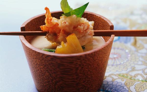 Langouste en tempura d'amandes sur soupe de polenta