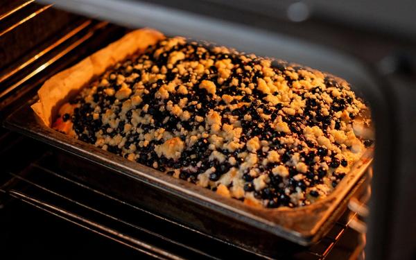 Gâteau aux myrtilles garni de crumble