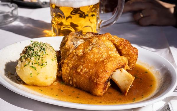 Jarret de porc croustillant avec boulette de pommes de terre