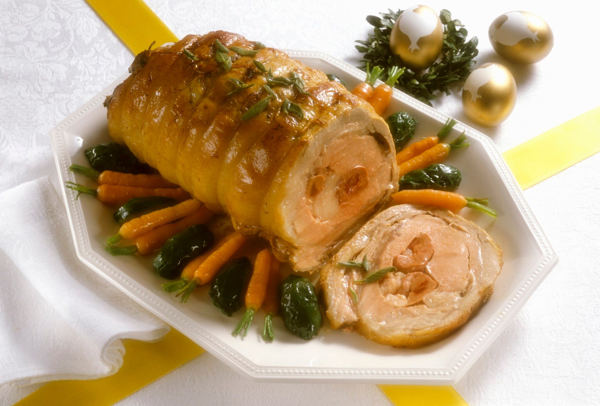 Rôti de veau avec rouleaux d'épinards cuits et carottes