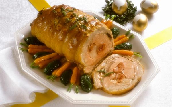 Rôti de veau avec rouleaux d'épinards cuits et carottes