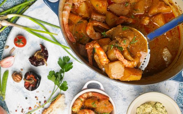 Cocotte de gambas et pommes de terre en ragoût épicé