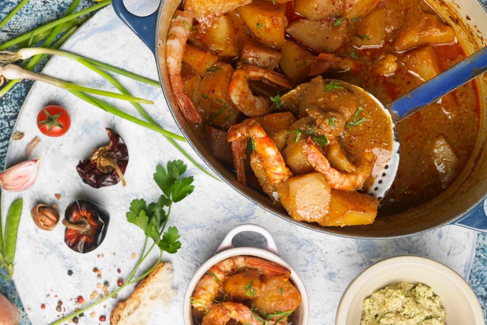 Cocotte de gambas et pommes de terre en ragoût épicé
