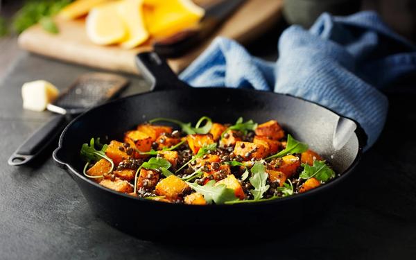 Courge musquée rôtie aux lentilles vertes et feuilles de roquette