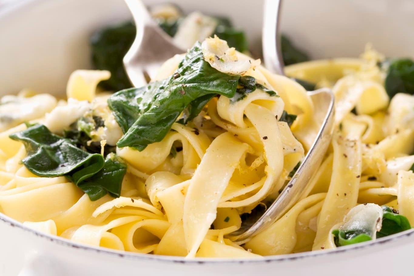 Tagliatelles aux épinards printaniers et au fromage