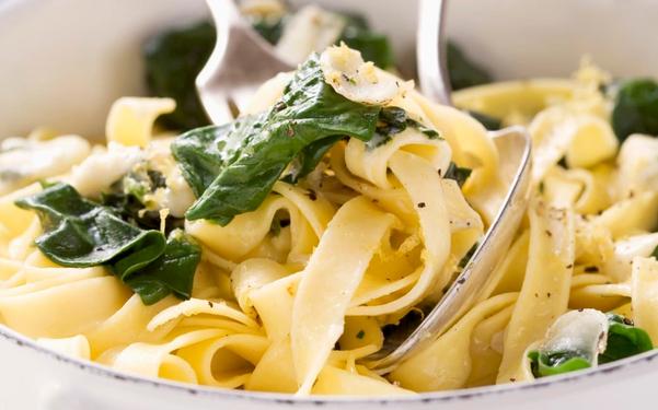 Tagliatelles aux épinards printaniers et au fromage