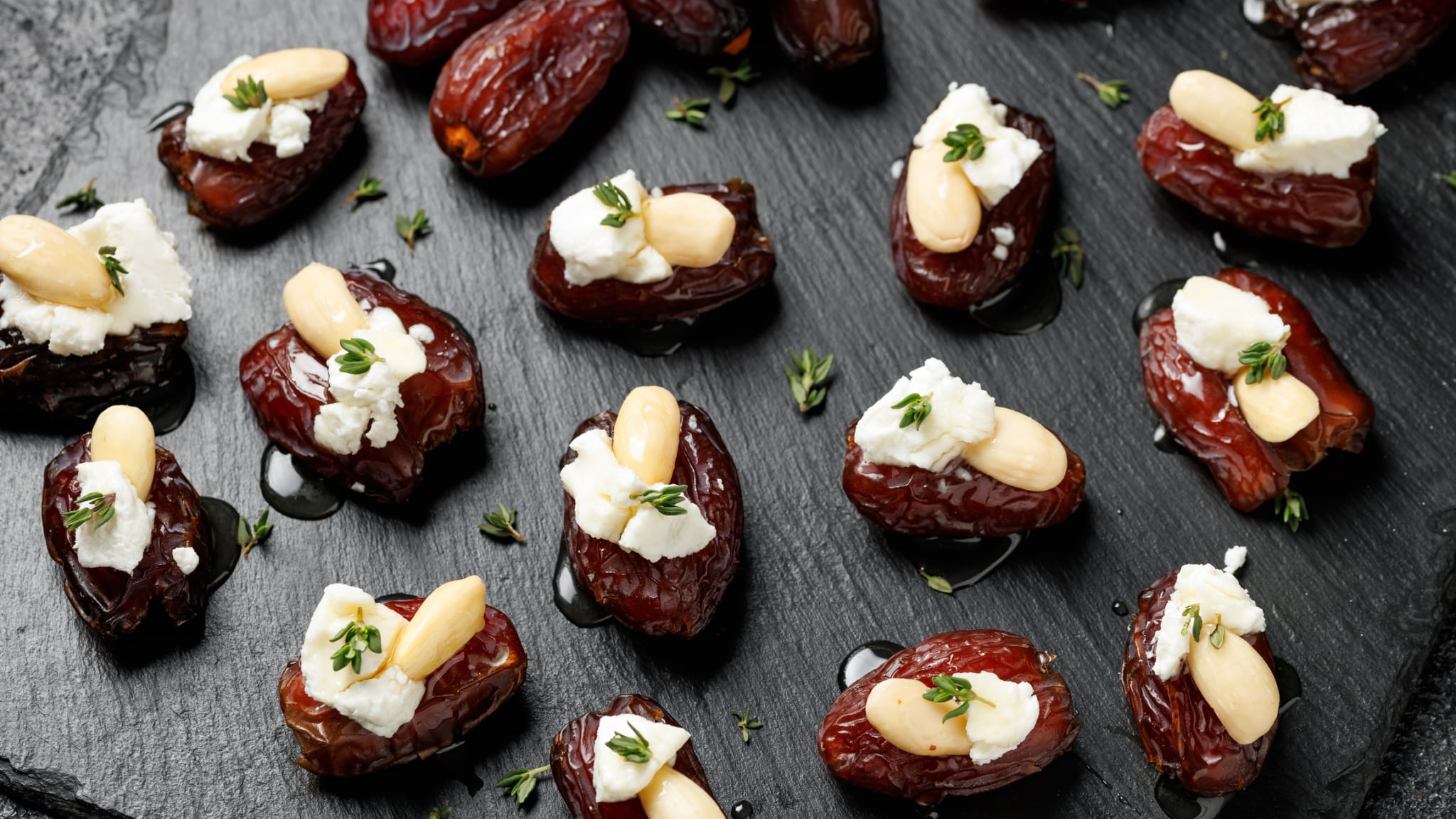 Dattes Medjool farcies au fromage de chèvre, aux amandes et au miel