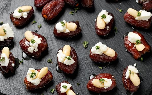 Dattes Medjool farcies au fromage de chèvre, aux amandes et au miel