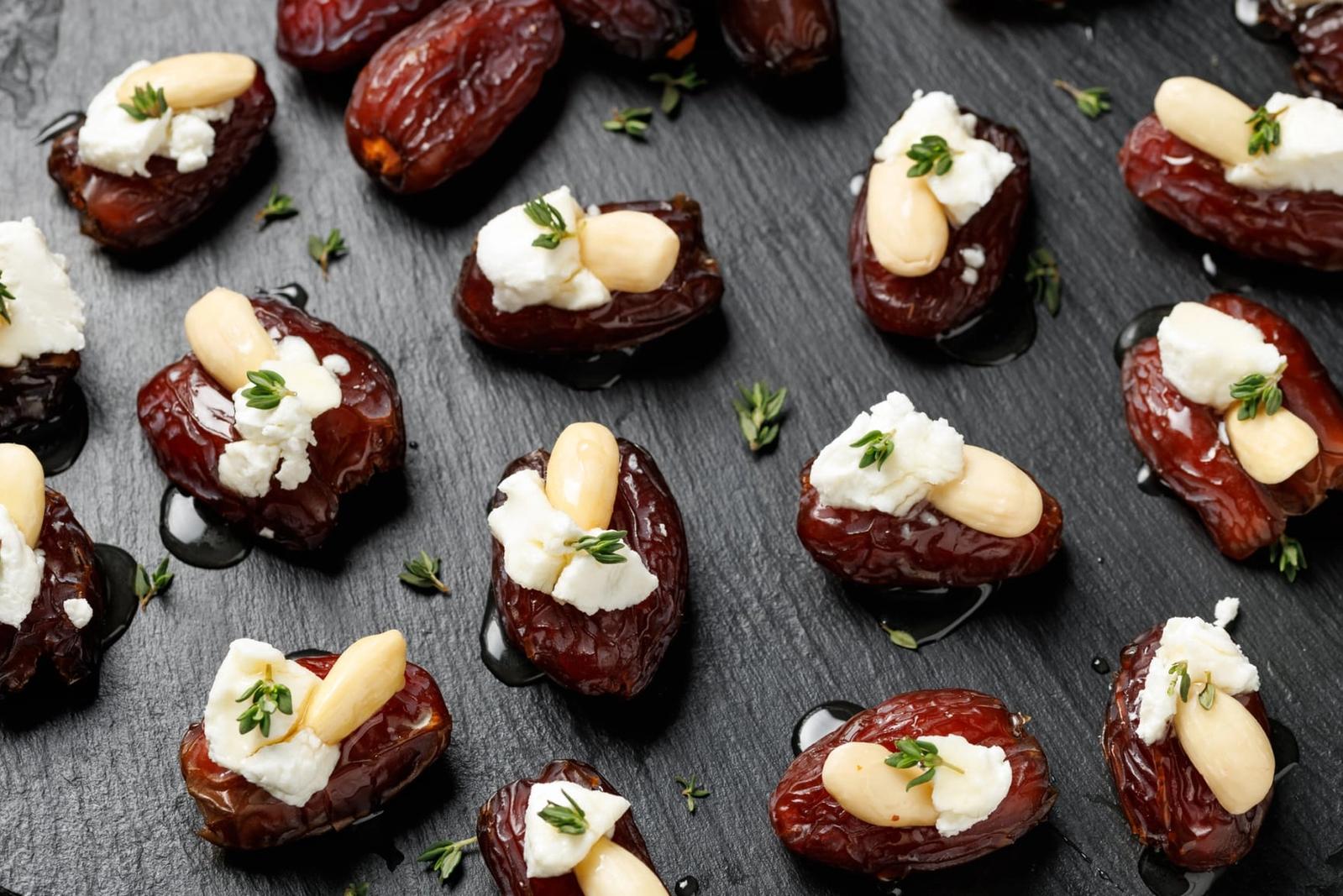 Dattes Medjool farcies au fromage de chèvre, aux amandes et au miel