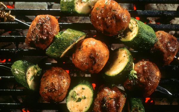 Brochettes de boulettes de viande et courgettes