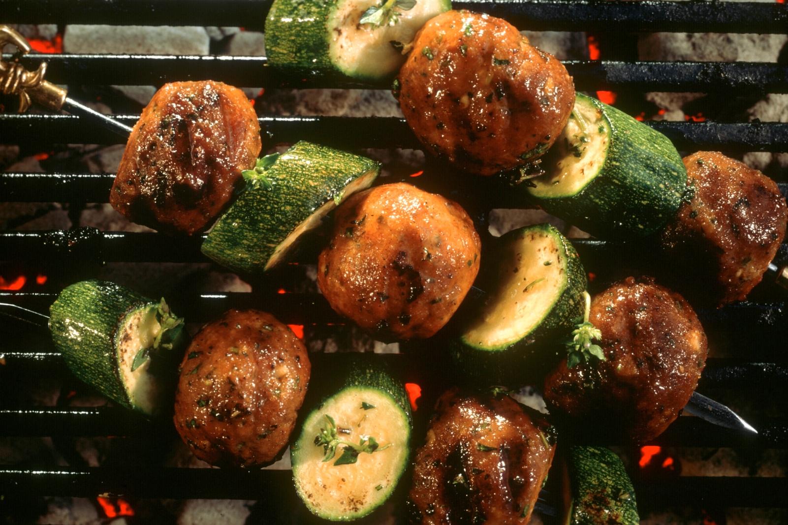 Brochettes de boulettes de viande et courgettes