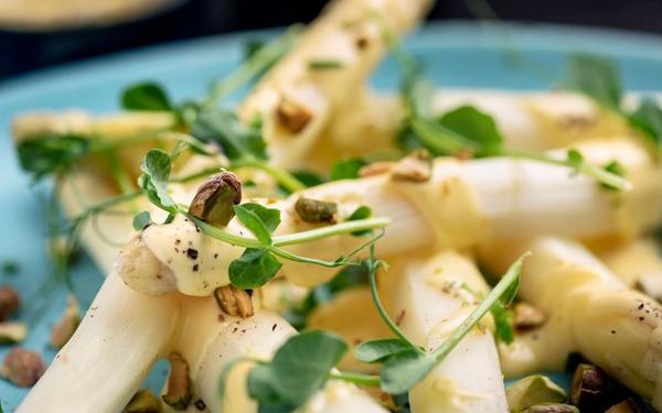 Salade d'asperges blanches et pistaches