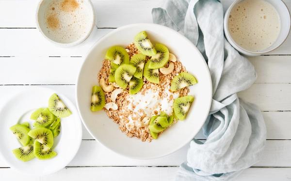 Muesli d’épeautre au kiwi et noix de cajou