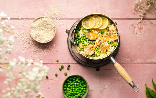 Risotto au saumon, petits pois et citron frais