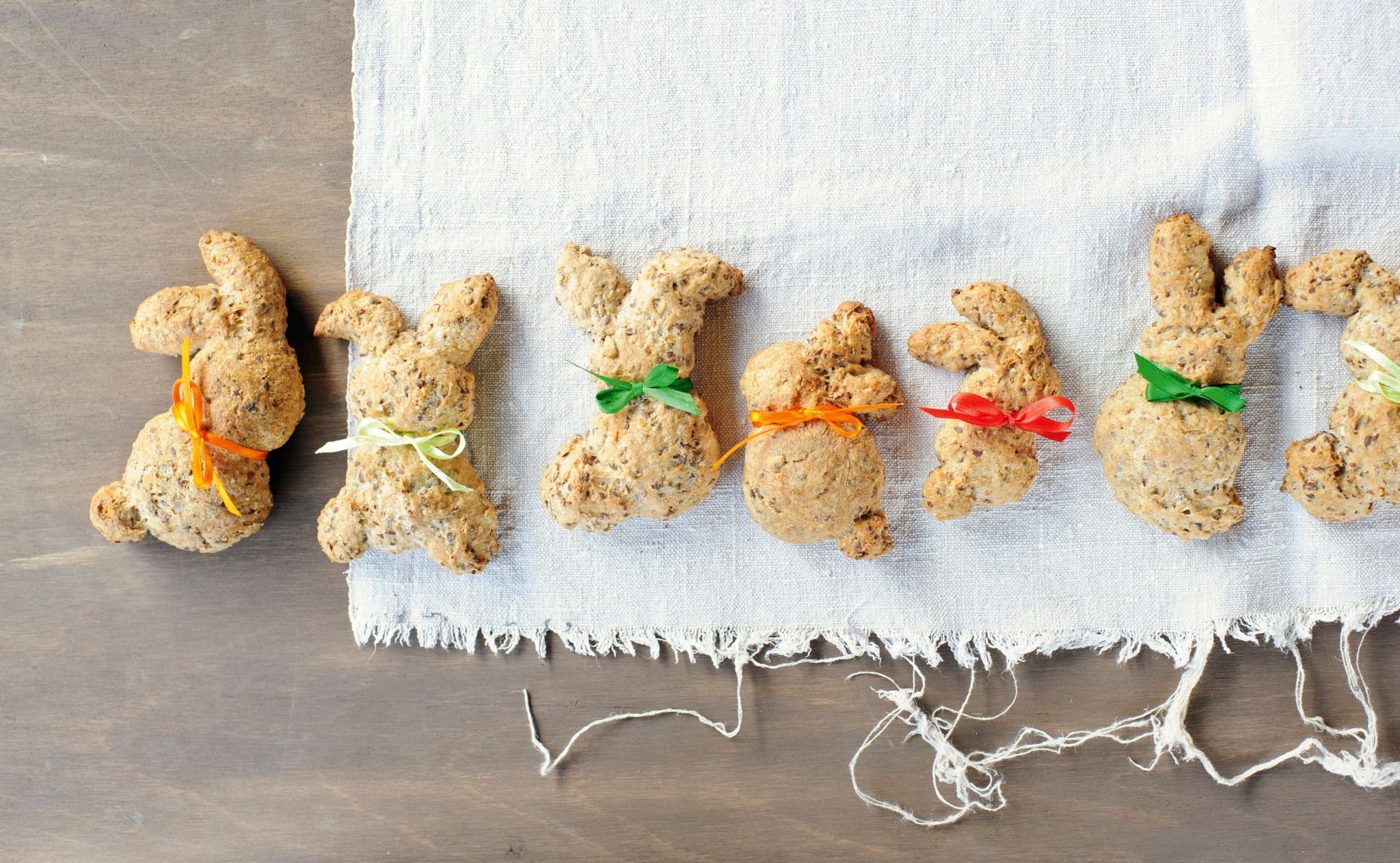 Lapins en pain croustillant à base de pâte d'épeautre, décorés de rubans pour Pâques