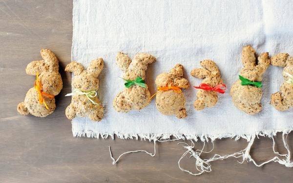 Lapins en pain croustillant à base de pâte d'épeautre, décorés de rubans pour Pâques