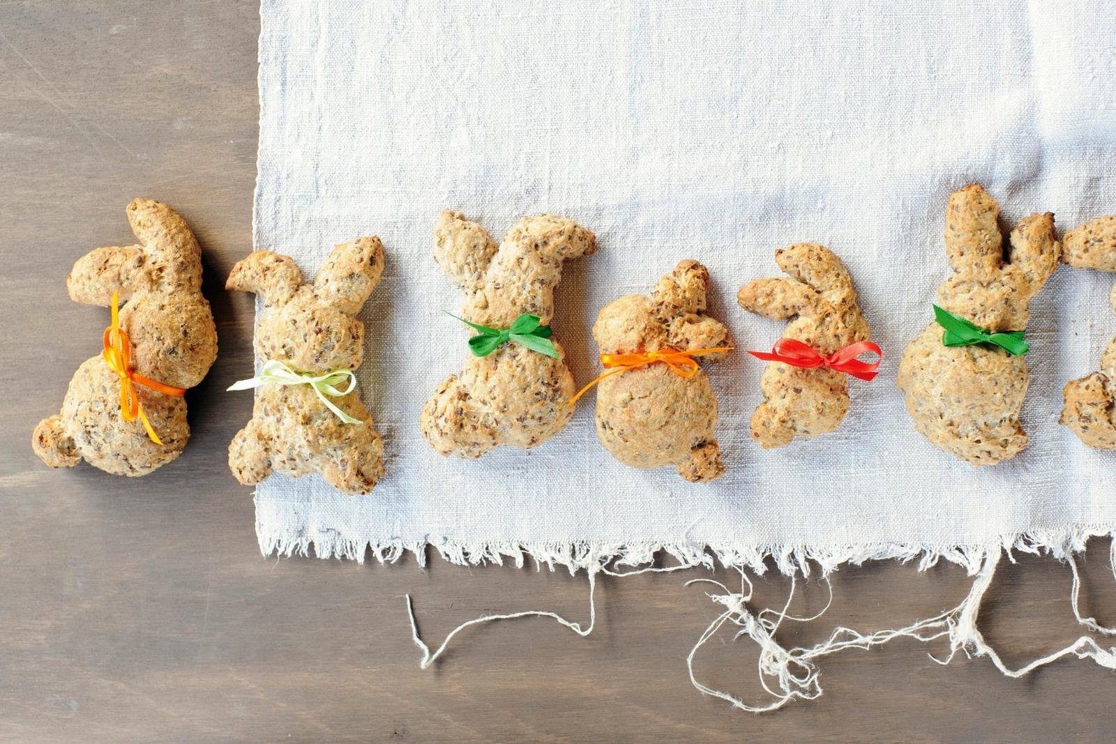 Lapins en pain croustillant à base de pâte d'épeautre, décorés de rubans pour Pâques