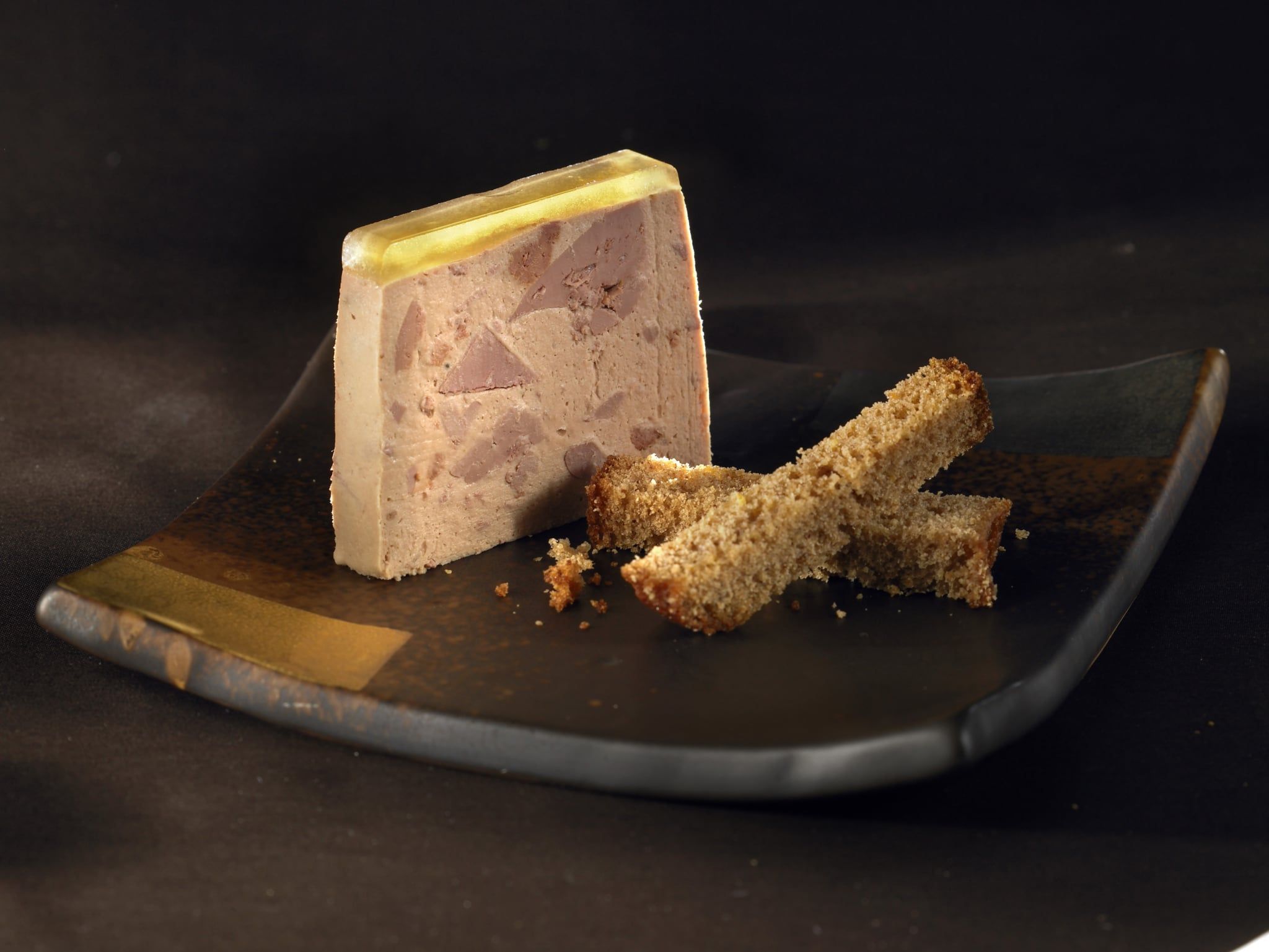 Terrine de Noël au foie gras et bâtonnets de pain d'épices