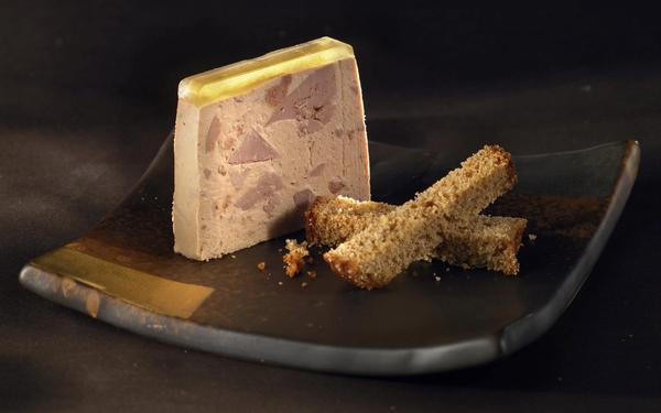 Terrine de Noël au foie gras et bâtonnets de pain d'épices