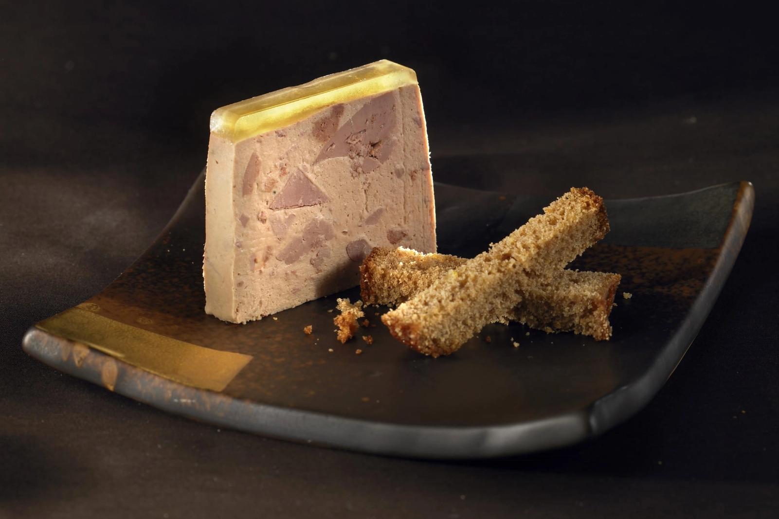 Terrine de Noël au foie gras et bâtonnets de pain d'épices