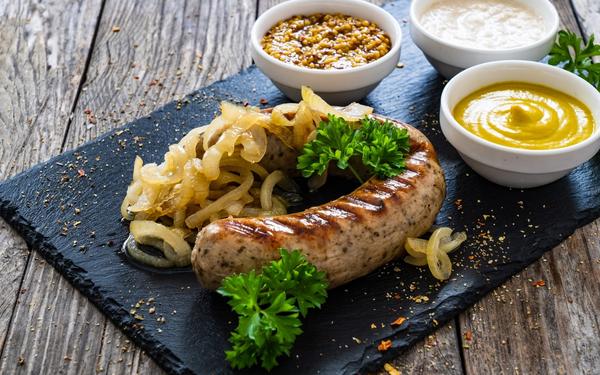 Saucisses blanches bouillies, toasts et raifort